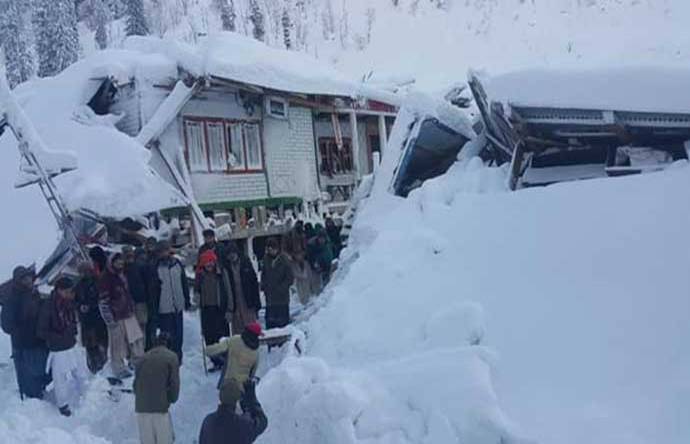 آزاد کشمیر میں شدید برفباری، کئی ہفتوں سے زمینی رابطہ منقطع