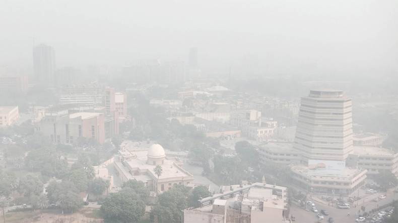 کراچی اور لاہور کی فضائیں آلودہ،سانس لینا دشوار