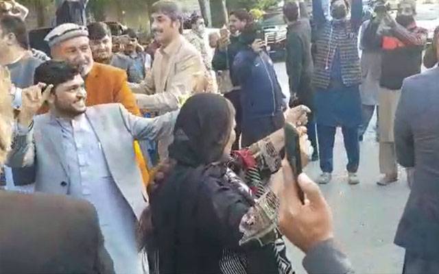 پشاور: فنڈز نہ ملنے پر اپوزیشن ارکان کارقص کرکے احتجاج، ویڈیو وائرل