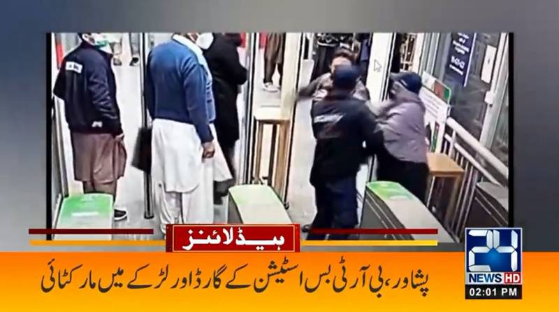 پشاور بی آر ٹی: ماسک نہ پہننے پر مسافر اور سیکورٹی گارڈ میں ہاتھا پائی