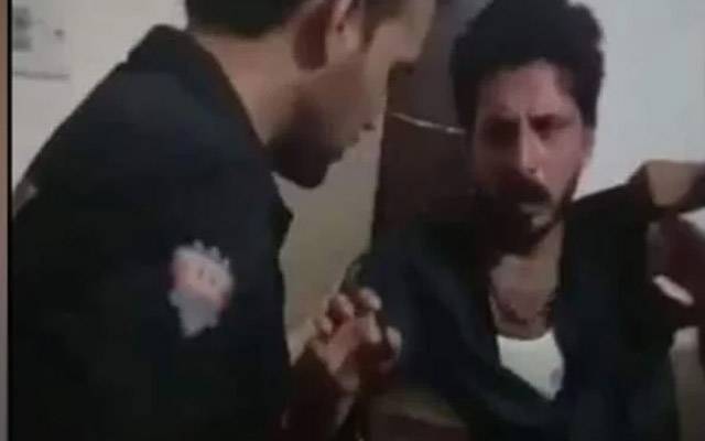 نوجوان کو برہنہ کرکے تشدد ،2 ایس ایچ اوز سمیت 4 پولیس اہلکار نوکری سے فارغ