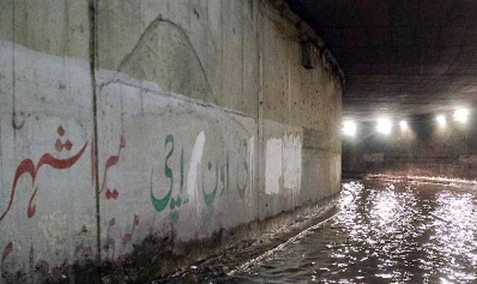 کراچی،پائپ لائن پھٹنے سےانڈر پاس میں پانی بھرگیا
