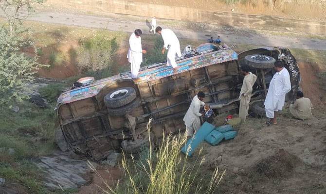 کراچی جانیوالی بس  کھائی میں جا گری، 3افراد زخمی،15جاں بحق