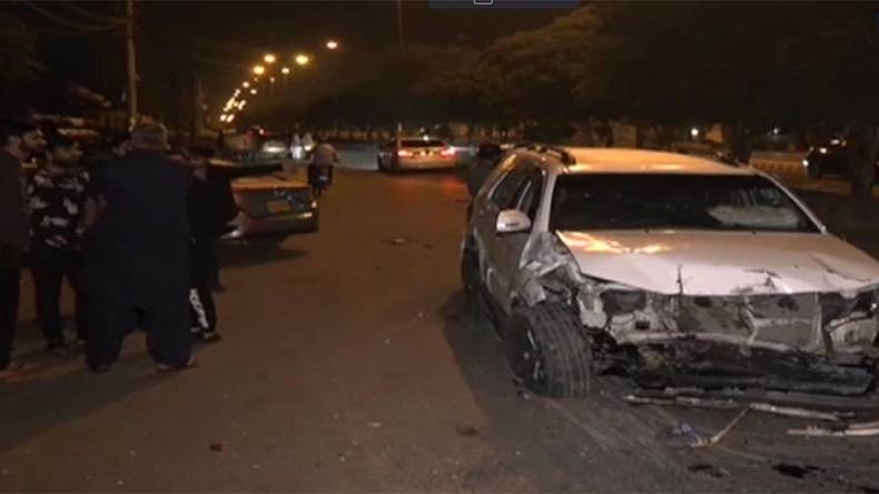  کراچی اور لاہور میں گاڑیاں  ٹکراگئیں ،ایک شخص جاں بحق،متعدد زخمی