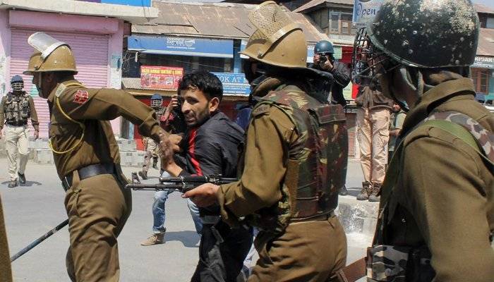 مقبوضہ کشمیر : جعلی الزمات لگا  کر  6 نوجوانوں کو گرفتار کر لیا، لوگوں کا شدید احتجاج