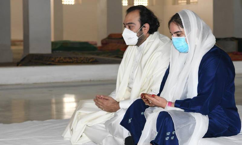  شادی کے بعدبختاور بھٹو کی شو ہر کے سا تھ پہلی بار بھٹو خاندان کے مزار پر حاضری