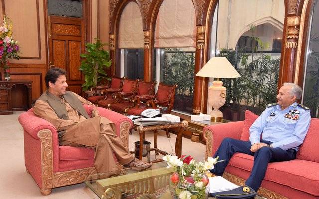  وزیراعظم عمران خان سے ایئرچیف مجاہدانورخان کی ملاقات،پیشہ ورانہ امورپرتبادلہ خیال