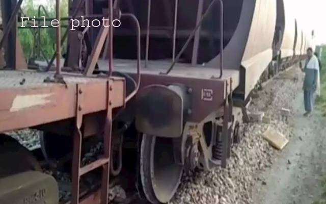 میانوالی: مال بردار ٹرین کی 16 بوگیاں پٹڑی سے اتر گئیں