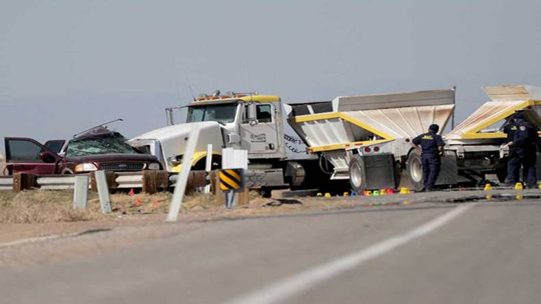 امریکامیکسیکو بارڈر پر وین اور ٹرک میں تصادم، 13 افراد ہلاک