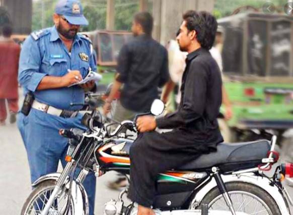 مہنگا ئی سے تنگ عوا م کیلئے بری خبر، گاڑیوں کی چا لا ن فیس میں اضا فہ