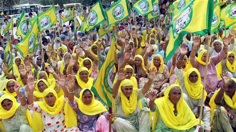 بھارت:  کسانوں کے احتجاج میں ہزاروں خواتین کی شمولیت