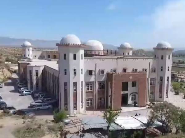 کوہاٹ یونیورسٹی آف سائنس اینڈ ٹیکنالوجی میں بھی نیا ضابطہ لباس لاگو کر دیا گیا 