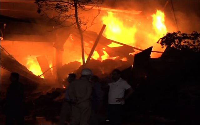 کراچی: کیمیکل کے گودام میں لگنے والی آگ پر  قابو پالیاگیا