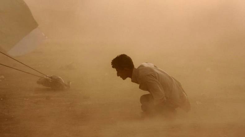 ایران سے ریت کا طوفان پاکستان پہنچ گیا۔۔ حد نگاہ صفر