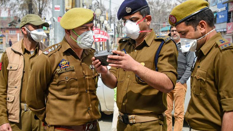 مقبوضہ کشمیر میں بھارتی پولیس پر دستی بم حملہ، 2 اہلکار زخمی