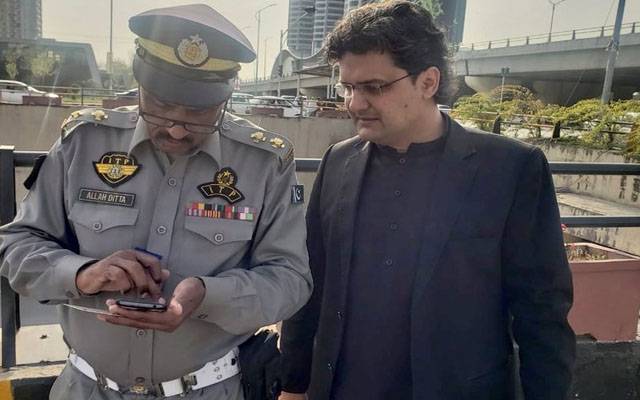 اسلام آباد، ٹریفک قوانین کی پاسداری نہ کرنے پر سینیٹر فیصل جاوید کا چالان