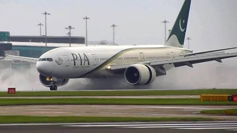 پی آئی اے کا طیارہ حادثے سے بال بال بچ گیا !!!