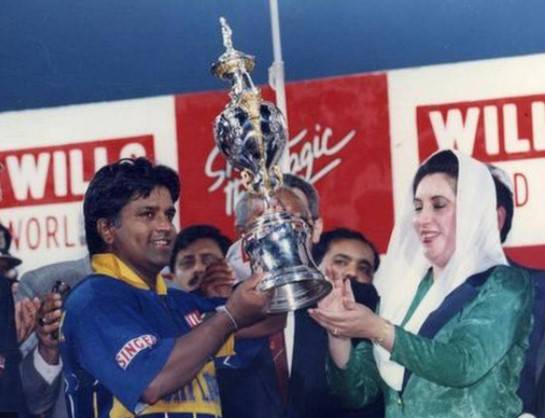 لنکا کو ورلڈکپ جیتے 25 برس ہوگئے،بے نظیر شہید کے ہاتھوں ٹرافی دینے کی ویڈیو وائرل