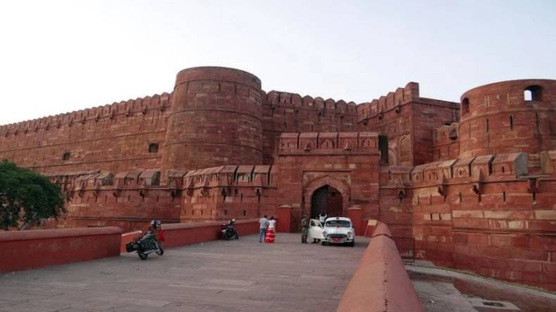 بھارتی شہر آگرہ میں واقع تاریخی قلعہ
