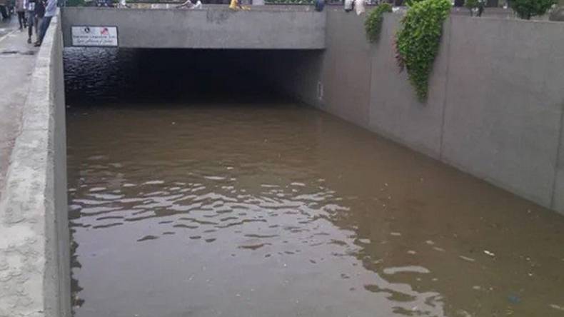 کراچی: کلفٹن کے علاقے میں پانی کی لائن پھٹ گئی، انڈر پاس ٹریفک کیلئے بند