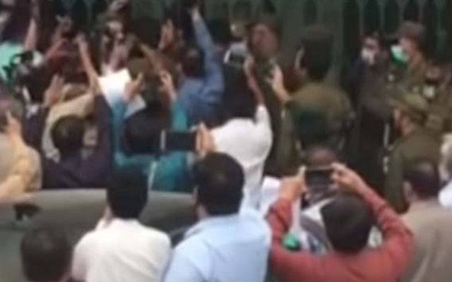 لاہور: بلدیاتی نمائندوں کا احتجاج، ٹاؤن ہال کے تالے توڑ دیئے