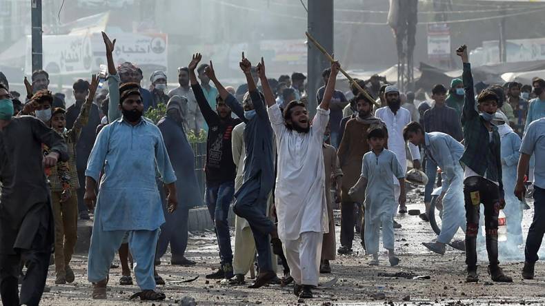 لاہور: 19 مقامات کلیئر، 3 اب بھی بند۔۔ کراچی میں احتجاج ختم