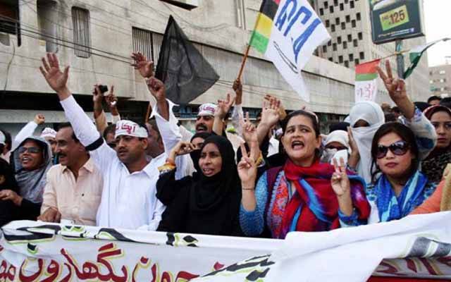 کلرکوں نے دما دم مست قلندر کا اعلان کر دیا