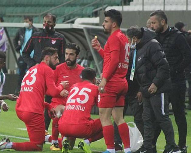 ترک فٹبالر ز کی میچ روک کر گرائونڈ میں افطار ی، ویڈیو وائرل 