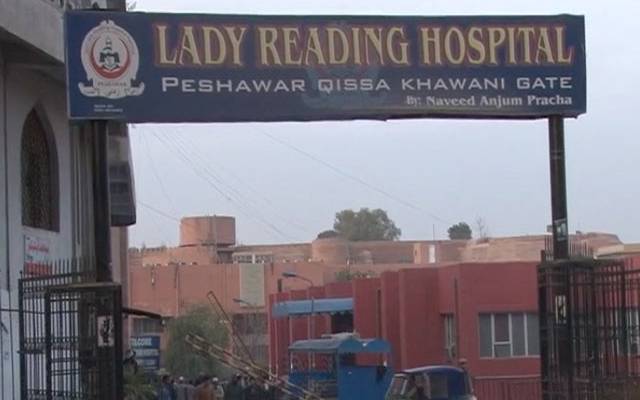پشاورمیں خاتون نے لیبر روم کے باہر بچے کو جنم دیدیا، نومولود جاں بحق
