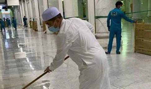 حرم شریف کے فرش کو صاف کرتے وزیر تجارت کی تصاویر وائرل