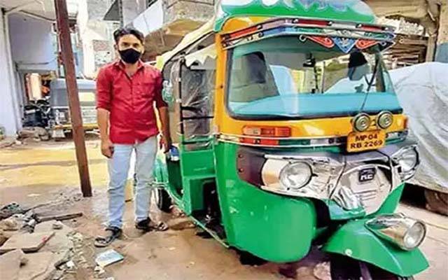 بھارت میں ایک اور مسلمان کی دریا دلی۔۔ رکشہ کورونا ایمبولینس میں تبدیل کر دیا