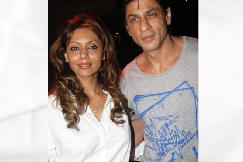 کمائی میں شاہ رخ خان کو ٹکر دیتی ہیں ان کی اہلیہ گوری خان ۔۔ انکم جا ن کر آپ کو بھی پسینہ آجا ئےگا