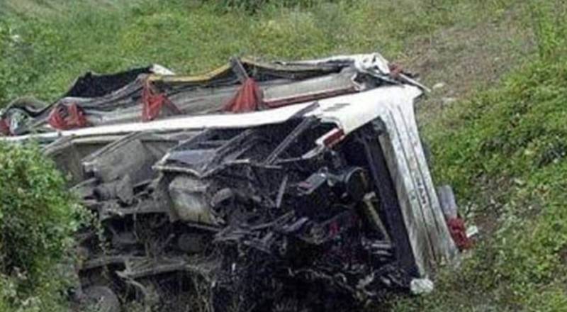 لاہور سے مردان جانے والی بس کھائی میں جا گری۔۔ 15 افراد جاں بحق، متعدد زخمی