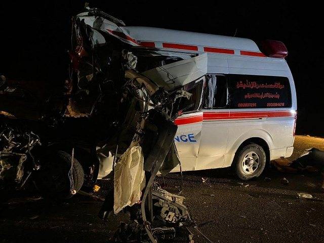 میت کے ساتھ جا نیوالے بھی میت بن گئے۔۔ایمبو لینس کھائی میں گرنے سے 8 افراد جا ں بحق