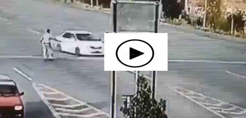 کارروکنے پر ڈرائیور نے گاڑی موٹروے پولیس اہلکار پرچڑھا دی۔۔رونگھٹے کھڑ ے کر دینے والی ویڈیو وائرل