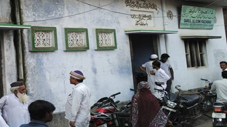 اوپر سے حکم ہے کہ یہاں کسی اذان کی اجازت نہیں۔۔۔ بھارت میں مسجد پر حملہ