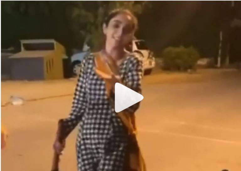 مایا علی سڑکوں پر را ت گئے کرکٹ کھیلنے پہنچ گئیں۔۔ویڈیو وا ئرل
