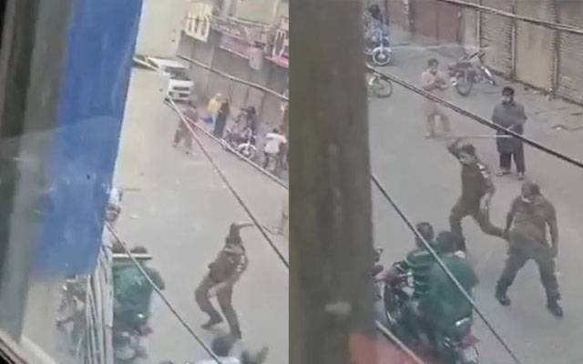 کیا اس طرح ہوتا ہے ایس او پیز پر عمل۔۔ایس ایچ او کی دکانداروں ۔۔راہگیروں  کو ڈنڈے مارنے کی ویڈیو سامنے آ گئی
