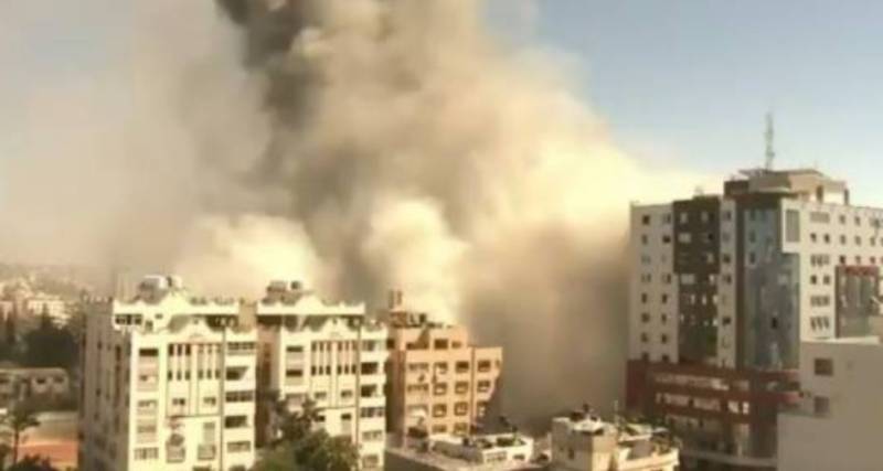 اسرائیلی طیاروں کی خوفنا ک بمباری کی ویڈیو وا ئرل۔۔ غزہ میں الجزیرہ اور دوسری بلند ترین بلڈنگ کو تباہ کر دیا
