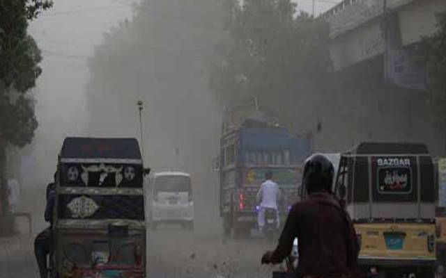 کراچی میں مٹی کا طوفان۔ موسلادھار بارش شروع۔شہر اندھیرے میں ڈوب گیا