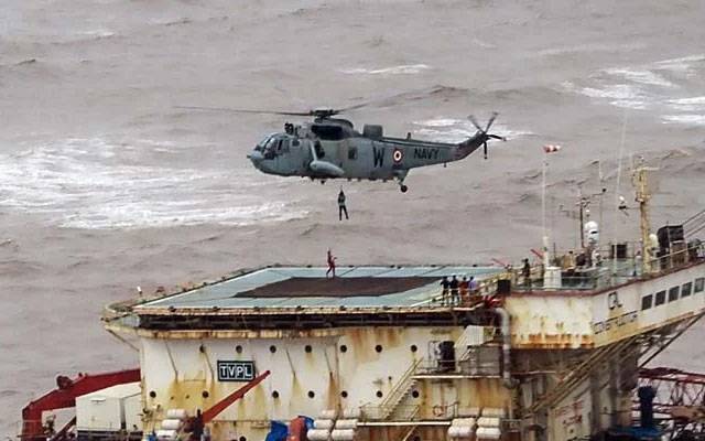 سمندری طوفان میں پھنسے لوگوں کو ریکیو کرنے میں ہیلی کاپٹر نے بھی حصہ لیا 