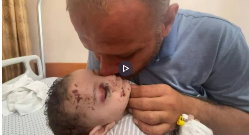  با ہمت فلسطینی جس کا اسرائیلی حملے میں کمسن بیٹے کے علا وہ پو را خاندان شہید ہو گیا۔۔ویڈیو دیکھ کر آپ کی آنکھیں بھر آئیں گی