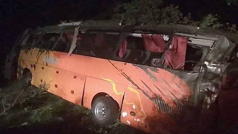 ملتان سے کراچی جانیوالی تیز رفتار مسافر کوچ الٹنے سے 13 افراد جاں بحق 