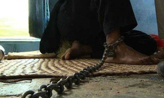 حجام کو زنجیروں سے باندھ کر تشدد