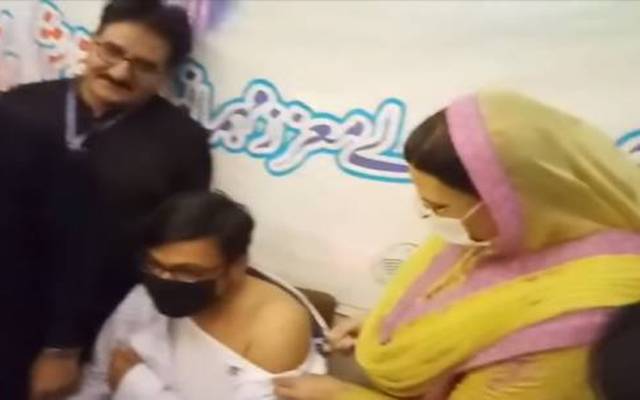 ڈاکٹر تو میں بھی ہوں، فردوس عاشق نے صحافیوں کو خود ہی ویکسین لگادی