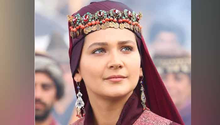 ارطغرل غازی کی اداکارہ گلثوم علی پاکستانی ڈیزائنر کی مداح