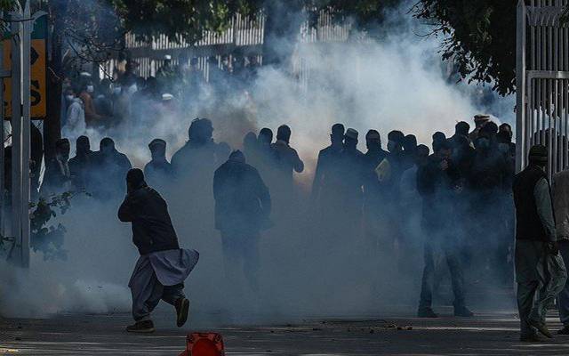 پشاور یونیورسٹی ملازمین کا احتجاج۔اسمبلی چوک میدان جنگ۔پولیس کا لاٹھی چارج ۔شیلنگ