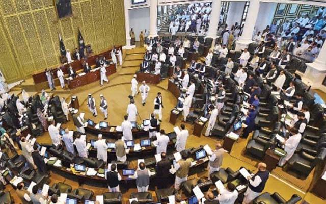 پیپلزپارٹی کی ایم پی اے نے سینی ٹائزر کی بوتل صوبائی وزیر پر پھینک دی