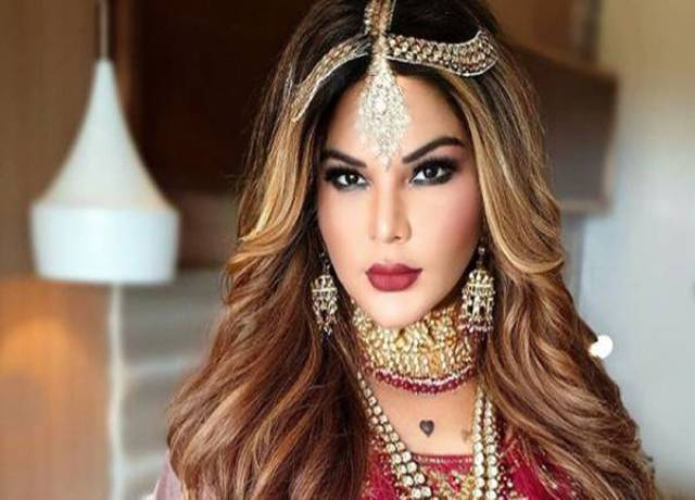 بھارتی اداکارہ راکھی ساونت کا ایک اور براانداز۔۔ویڈیو وائرل
