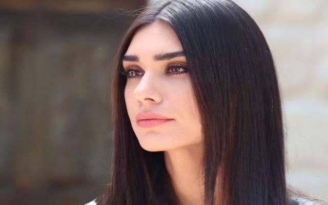 ارتغرل غازی کی مشہورہ اداکارہ چھٹیاں گزارنے سمندر پر پہنچ گئیں، تصاویر وائرل